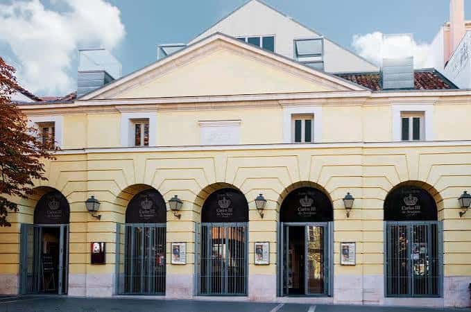 Fachada exterior del Teatro Real Carlos III con arcos y detalles neoclásicos