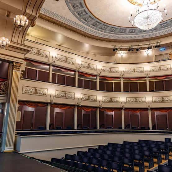 Interior del auditorio con balcones, candelabros y butacas dispuestas para eventos