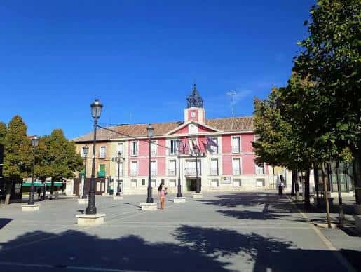 Vista frontal de la Plaza de la Constitución con el Ayuntamiento de Aranjuez y el cielo azul