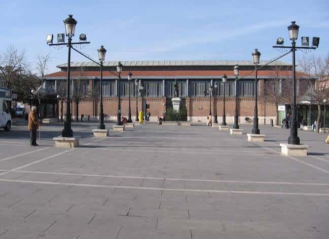 Plaza de la Constitución desde una perspectiva amplia, mostrando el pavimento y farolas