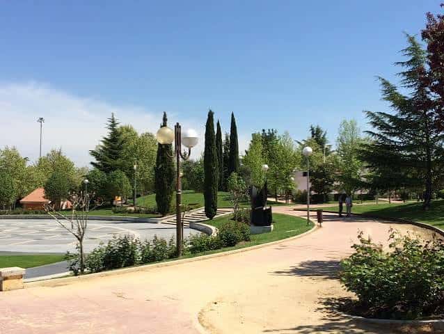 Vista panorámica del Parque Colón con senderos, zonas verdes y esculturas bajo un cielo despejado