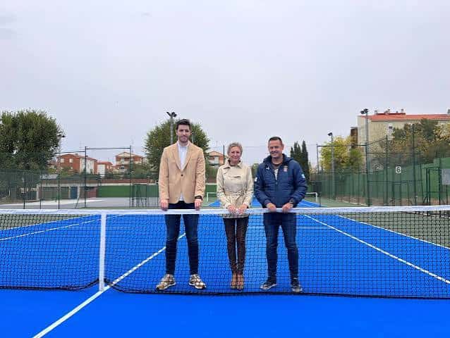 Pistas de tenis del polideportivo municipal con superficie azul y verde