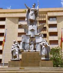 Detalle del monumento central en la Plaça del Centenari con figuras escultóricas