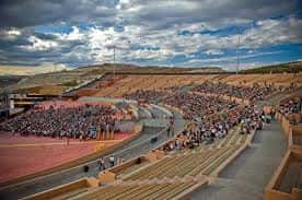 Auditorio Miguel Ríos lleno de público durante un evento al aire libre