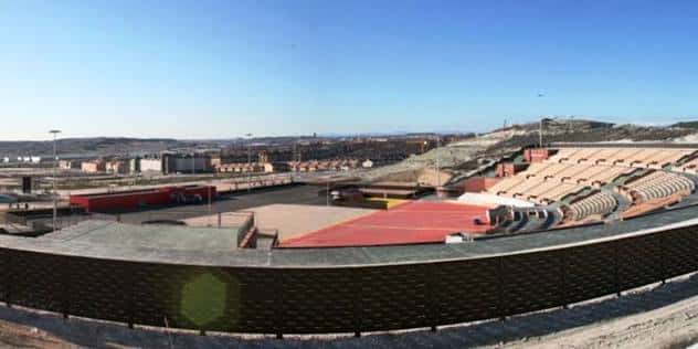 Vista panorámica del Auditorio Miguel Ríos con gradas vacías y escenario al aire libre