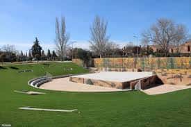 Vista general del Parque 1º de Mayo con zona de césped y anfiteatro al aire libre