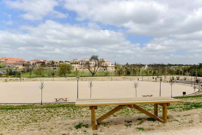 Zona de descanso con mesa de picnic y vista del palacio en el horizonte