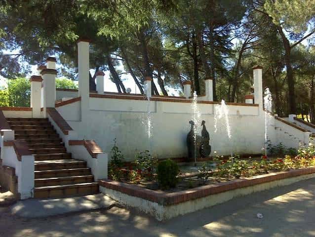 Escalinata con fuentes y esculturas en los Jardines de Peñalba