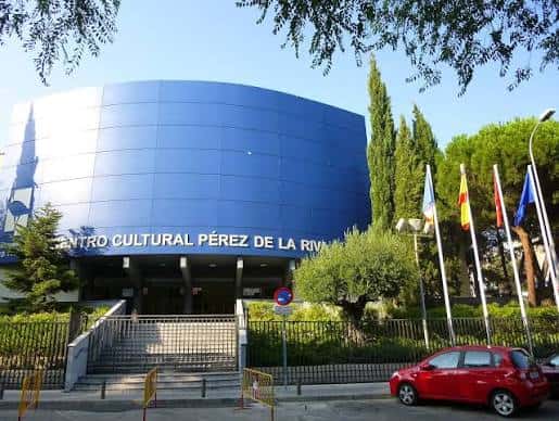 Vista exterior del Centro Cultural Pérez de la Riva con fachada azul y banderas