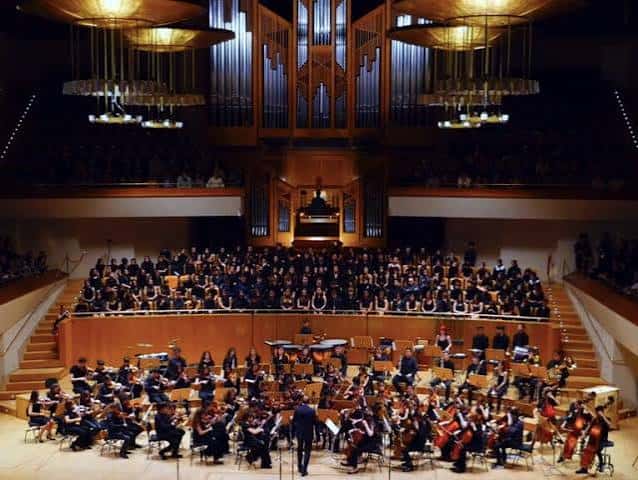 Concierto en el auditorio con orquesta y órgano en el fondo