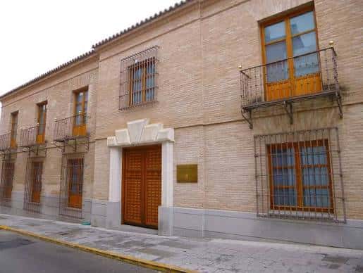 Fachada principal de la Casa de la Cadena en Pinto