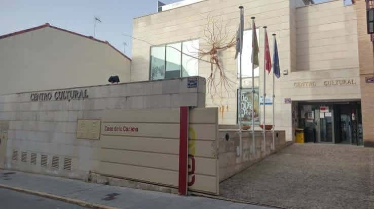 Entrada del Centro Cultural Casa de la Cadena con banderas