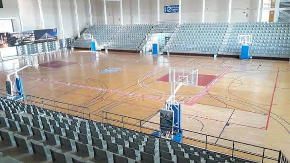 Vista general del pabellón interior con pista de baloncesto y gradas