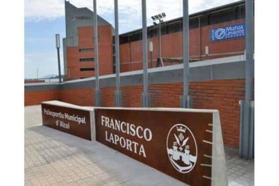 Entrada principal del Polideportivo Municipal Francisco Laporta con señalización
