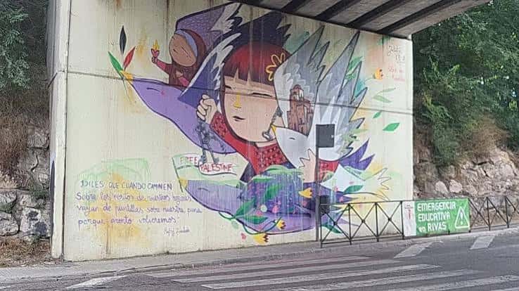 Vista general del mural de arte urbano en la Plaza Palestina