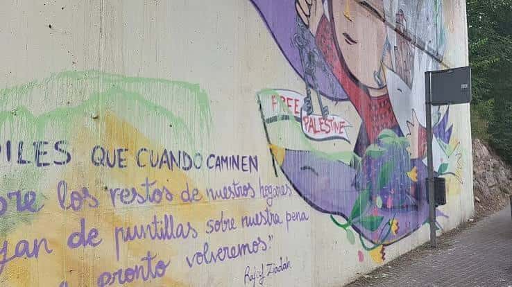 Detalle del mural mostrando la figura y el texto poético