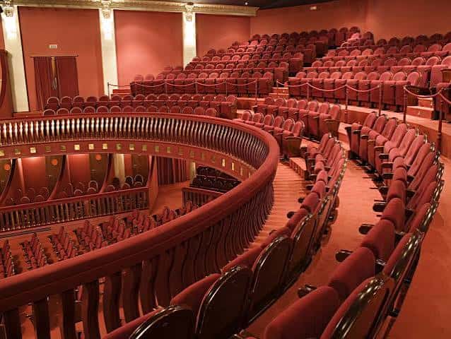 Vista del interior del teatro con las butacas rojas y el balcón