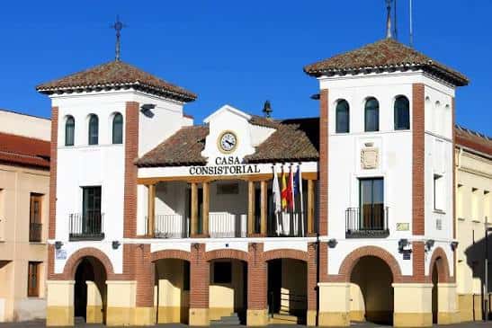 Fachada principal del Ayuntamiento de Pinto con torres y balcones bajo cielo azul