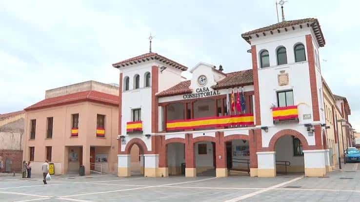 Vista frontal del Ayuntamiento de Pinto decorado con banderas españolas en el balcón