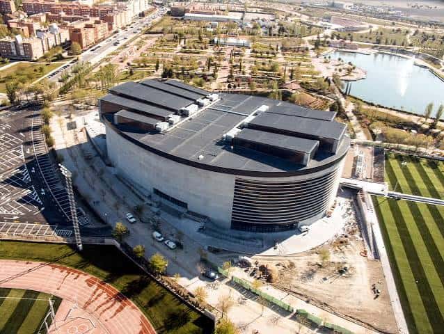 Vista aérea del complejo deportivo mostrando su arquitectura y entorno urbano
