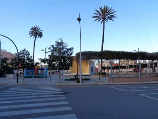 Vista actual de la Plaza del Arenal con palmeras y zona de juegos infantiles