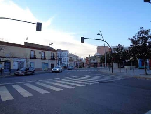Plaza del Arenal en Dos Hermanas con carril bici y edificios residenciales al fondo
