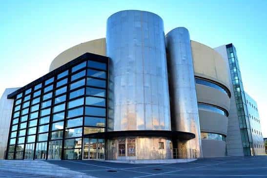Fachada exterior del Teatro Auditorio Roquetas de Mar con diseño moderno