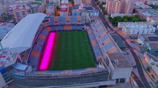 Vista aérea del Estadio Nuevo Mirandilla con iluminación rosa en el campo