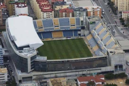 Vista aérea del Estadio Nuevo Mirandilla mostrando su estructura y gradas