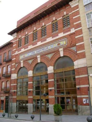 Fachada exterior del Teatro Darymelia en Jaén, con arquitectura de ladrillo y arcos de entrada
