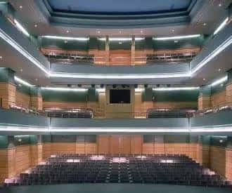 Interior del auditorio del Teatro Darymelia, mostrando las gradas y el escenario