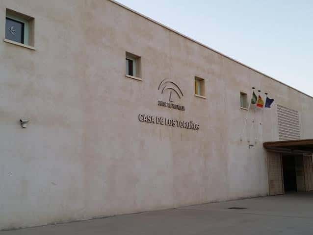 Fachada principal de la Casa de Los Toruños con nombre y banderas institucionales
