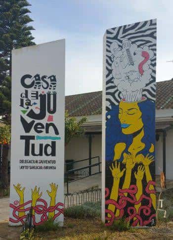 Entrada principal de la Casa de la Juventud con murales artísticos