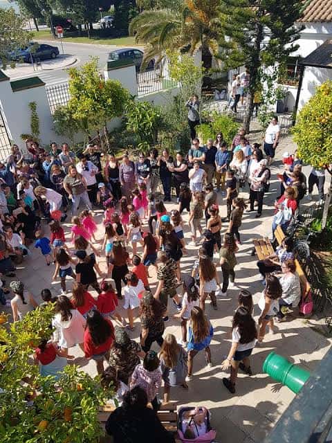 Evento al aire libre con niños y adultos en el patio de la Casa de la Juventud