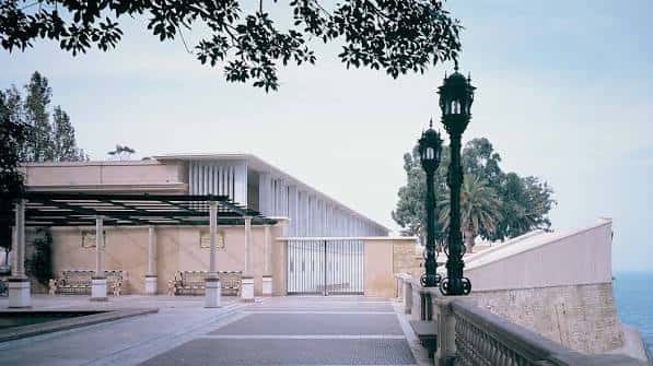Vista exterior del Baluarte de la Candelaria con arquitectura moderna y entorno costero