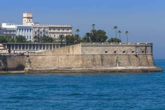Fachada del Baluarte de la Candelaria frente al mar, mostrando su estructura histórica y paisajística