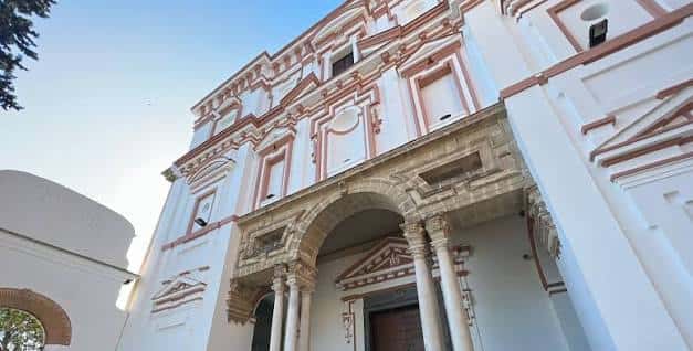 Fachada principal del Teatro Municipal de Sanlúcar de Barrameda, mostrando su arquitectura clásica con columnas y detalles ornamentales