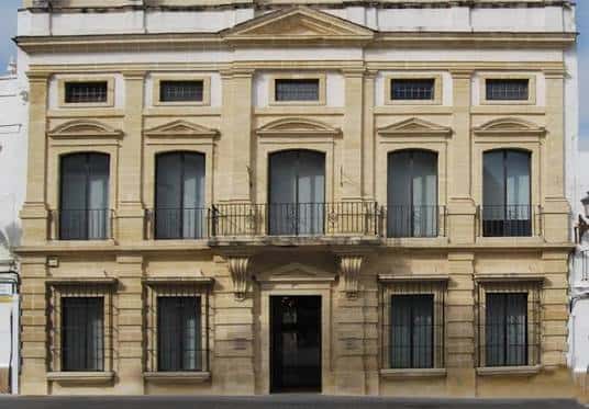 Fachada principal del Museo de Chiclana con arquitectura clásica y balcones