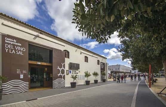 Fachada principal del Centro de Interpretación del Vino y la Sal con diseño moderno y vegetación