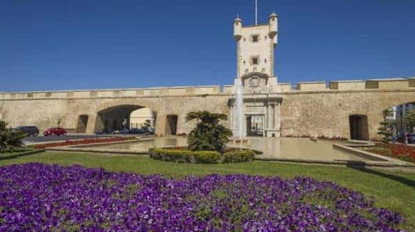 Vista frontal del Baluarte de Santa Elena con jardín de flores y torre central