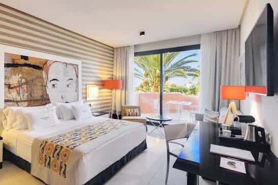 Habitación doble con decoración moderna, vista al balcón y al mar