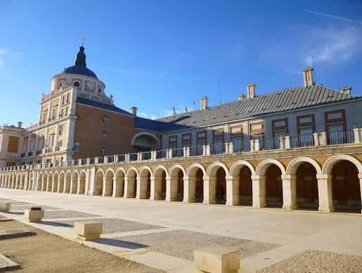 Vista panorámica de la Plaza de Parejas con el Palacio Real de fondo y sus arcos característicos