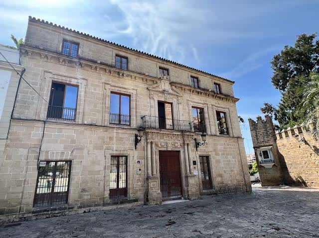 Vista exterior del Palacio de Araníbar con su fachada de piedra y detalles arquitectónicos