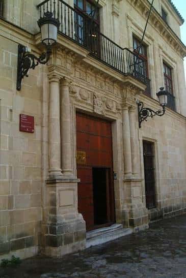 Detalle de la entrada principal con columnas ornamentadas y faroles de hierro