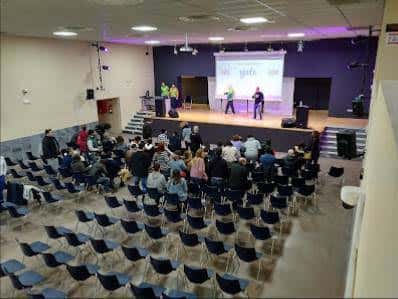Vista general del auditorio del Centro Box con escenario y público durante un evento
