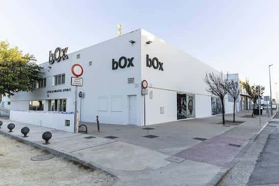 Fachada exterior del edificio Box en Chiclana de la Frontera con su logotipo visible