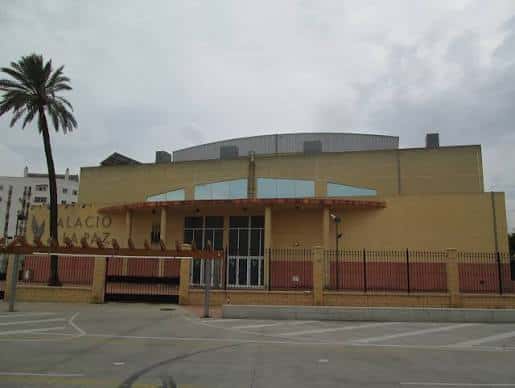 Vista exterior completa del Palacio de la Paz con palmeras y cielo despejado