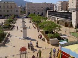 Vista panorámica de la Plaza de las Culturas con su diseño moderno y áreas verdes