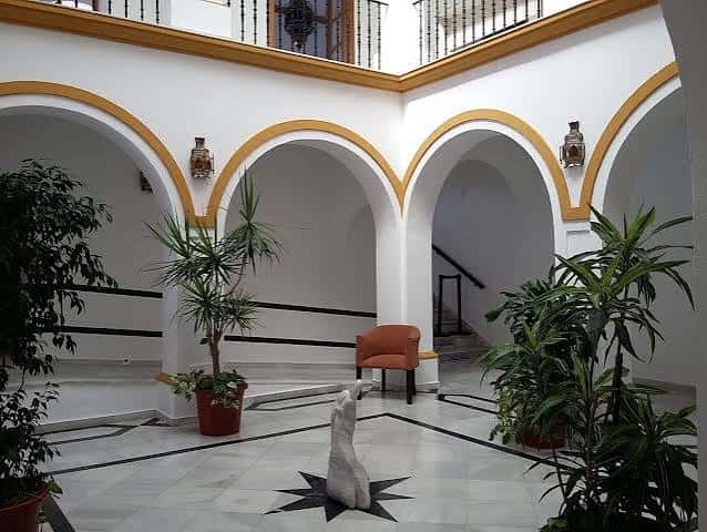 Patio interior con arcos y decoración tradicional