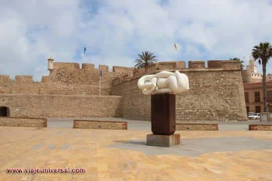 Vista exterior del Restaurante El Torreón en la Playa de La Cala, con su fachada blanca y ambiente playero